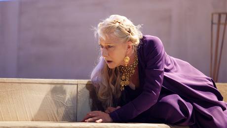 Helen Mirrenová jako antická hrdinka Faidra v pedstavení londýnského Národního divadla.